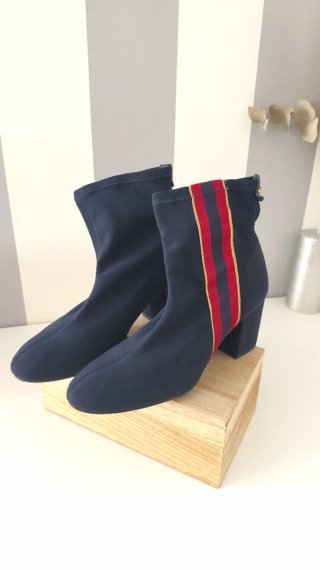 Botines azul con rayas, elastizado.