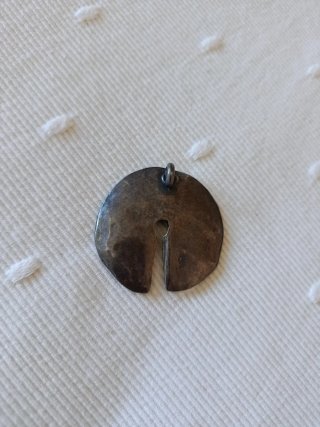 Colgante de metal plateado