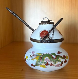 Pipa de agua china antigua de porcelana