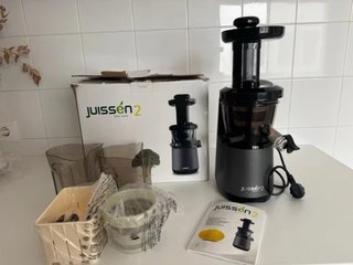 Exprimidora y licuadora Juisén 2 y accesorios.