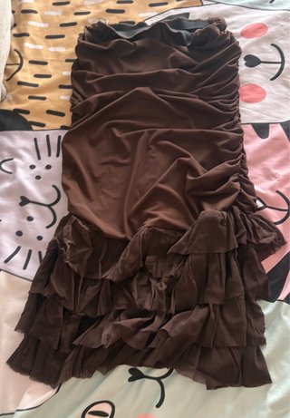 Vestido marrón fruncido con volantes Talla M/L