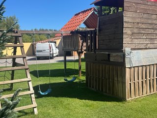 Caseta de juegos de madera y plástico