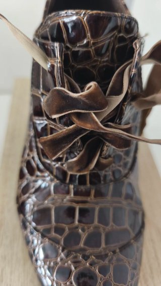 Botines charol marrón con lazo