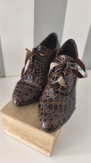 Botines charol marrón con lazo
