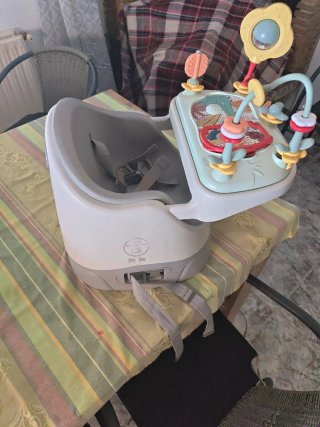 Silla de comer para bebé con juguetes