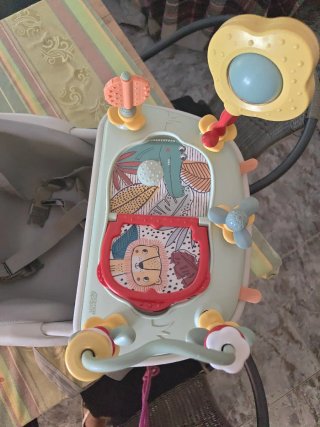Silla de comer para bebé con juguetes