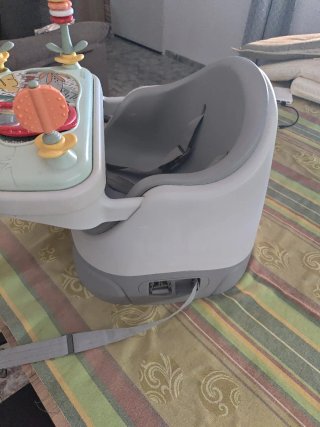 Silla de comer para bebé con juguetes