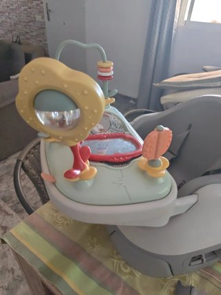 Silla de comer para bebé con juguetes