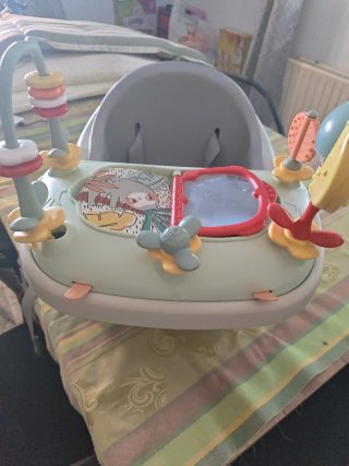 Silla de comer para bebé con juguetes
