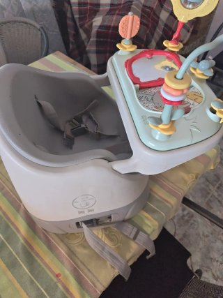 Silla de comer para bebé con juguetes