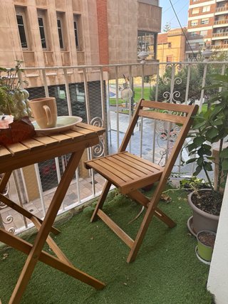 Mesa y 2 sillas madera balcón