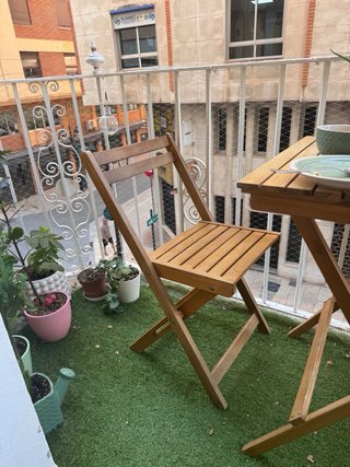 Mesa y 2 sillas madera balcón