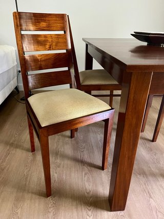 Mesa Roble Extensible Comedor con las 4 sillas.