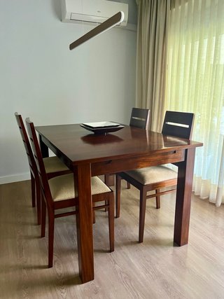 Mesa Roble Extensible Comedor con las 4 sillas.