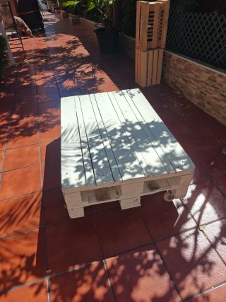 Mesa de palets blanca para terraza