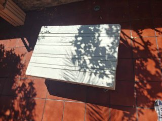 Mesa de palets blanca para terraza