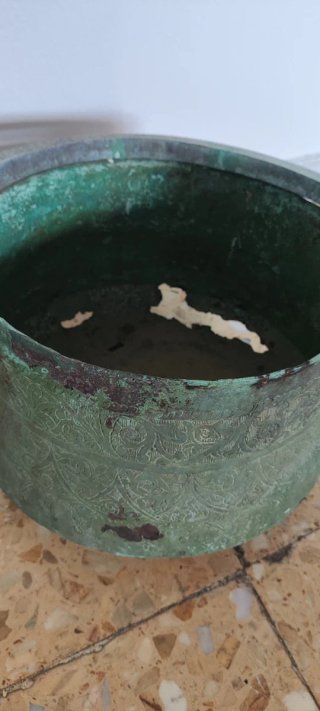 Antico calderone di rame con manico