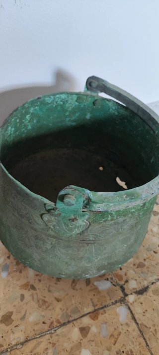 Antico calderone di rame con manico