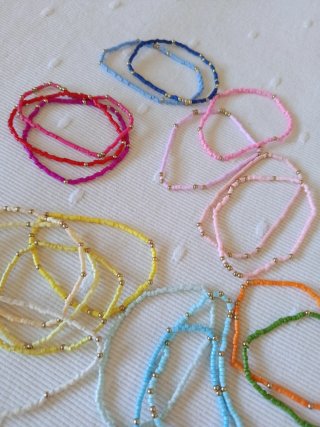 Braccialetti elastici colorati