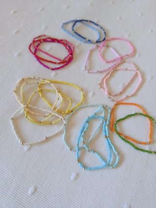 Braccialetti elastici colorati