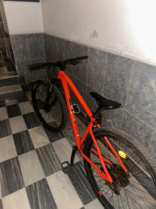 Bicicleta de montaña roja