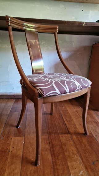 Silla de madera con tapizado estampado