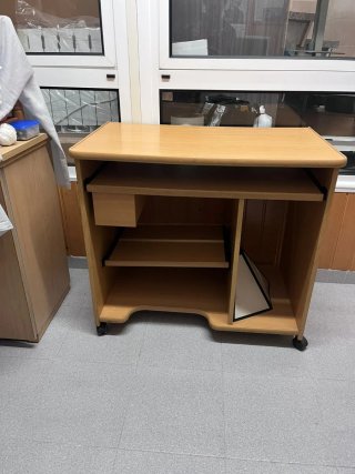 Scrivania in legno con ruote