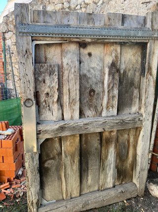 Puerta antigua madera con cerradura