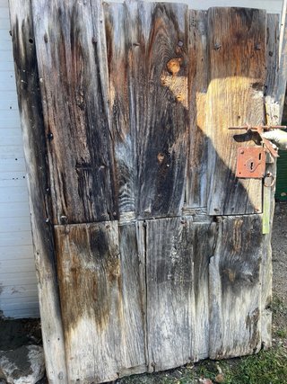 Puerta antigua madera con cerradura