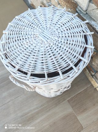 Cesto de mimbre blanco para ropa