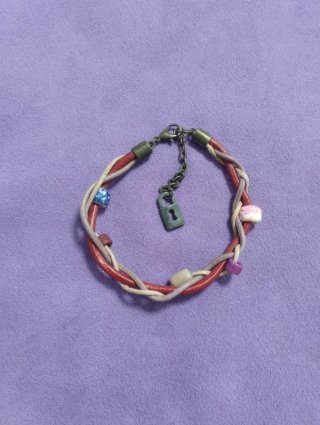 Pulsera trenzada de cuero con charm candado