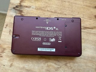 Nintendo DSi XL Roja