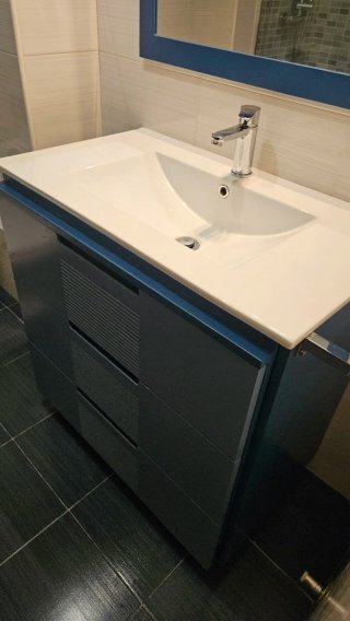 Mueble de baño azul y gris