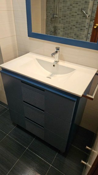 Mueble de baño azul y gris