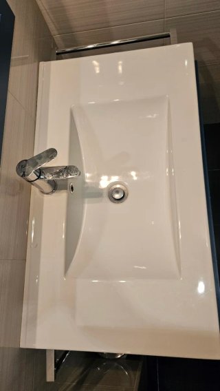 Mueble de baño azul y gris