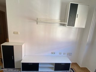 Mueble de salón blanco y negro