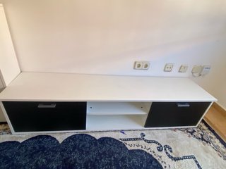 Mueble de salón blanco y negro