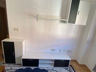 Mueble de salón blanco y negro