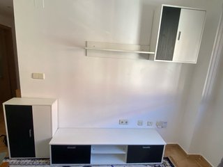 Mueble de salón blanco y negro