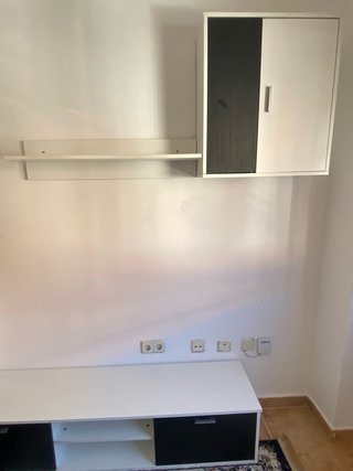 Mueble de salón blanco y negro
