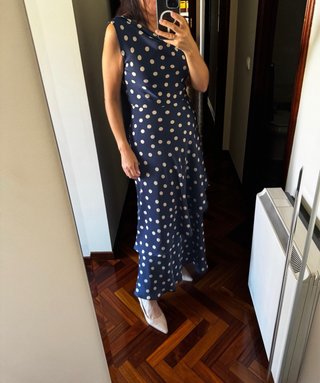 Vestido azul con lunares blancos