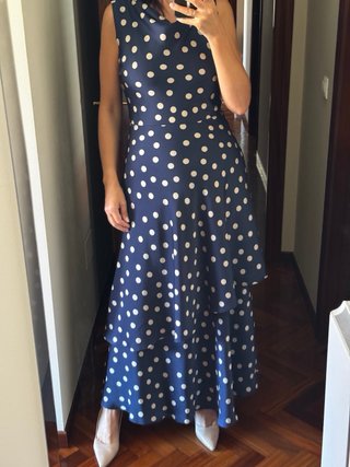 Vestido azul con lunares blancos