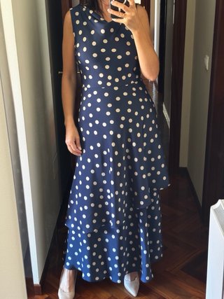 Vestido azul con lunares blancos