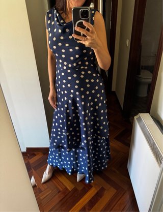 Vestido azul con lunares blancos