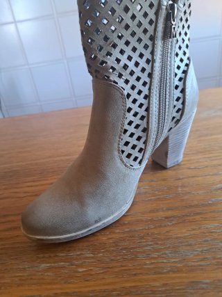 Botines piel sintética beige.