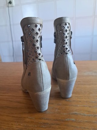 Botines piel sintética beige.