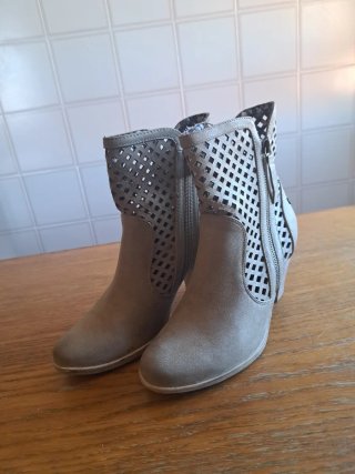 Botines piel sintética beige.