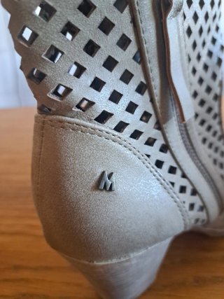Botines piel sintética beige.