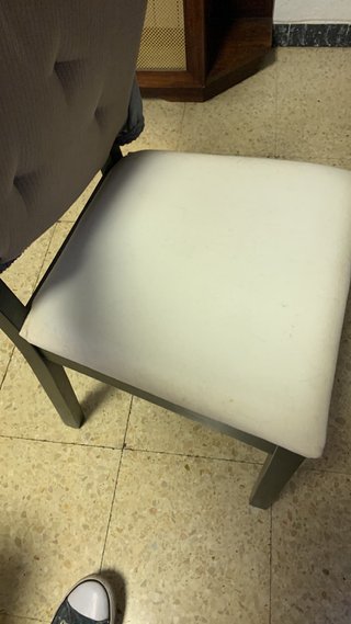 Mesa de comedor con 4 sillas . Muy buen estado,