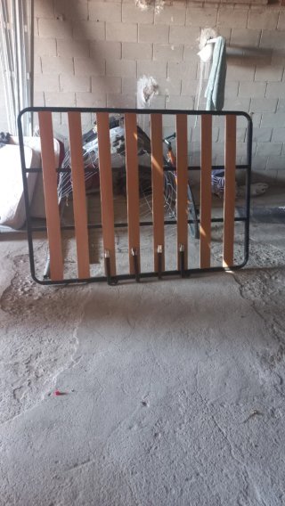 Somier Matrimonio Negro y Madera.
